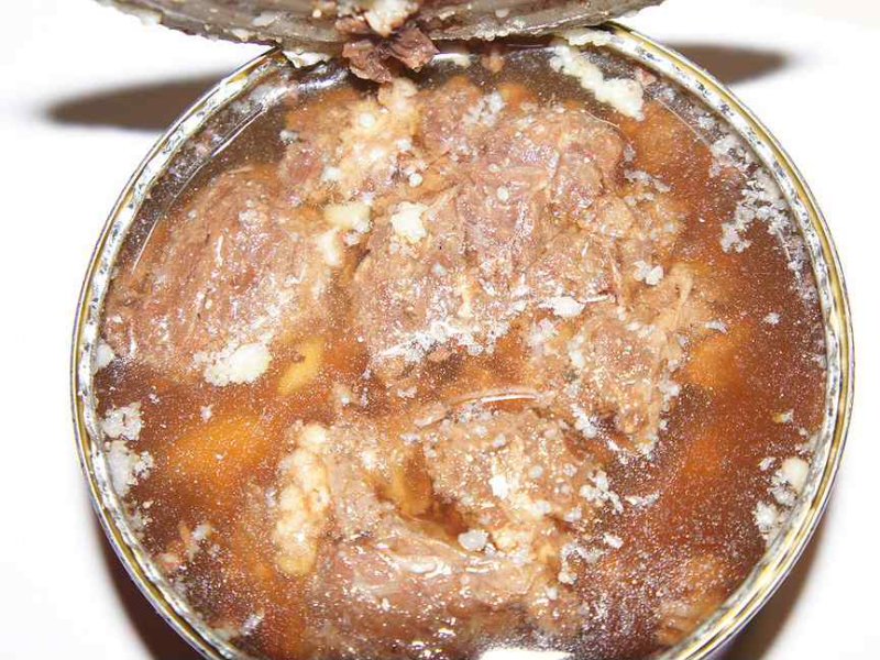 Открытая банка тушенки