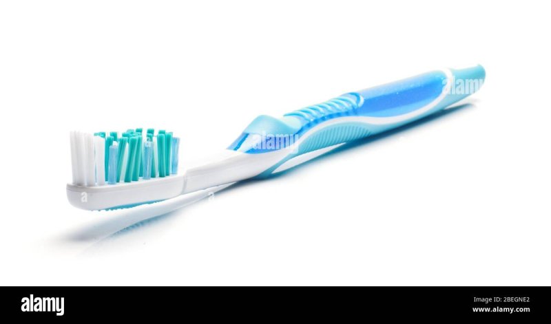 Зубная щетка на белом фоне