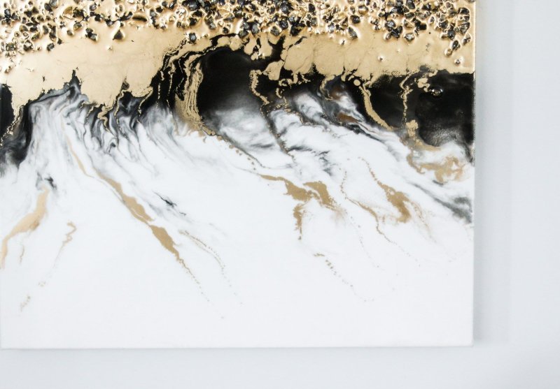 Белый мрамор с поталью