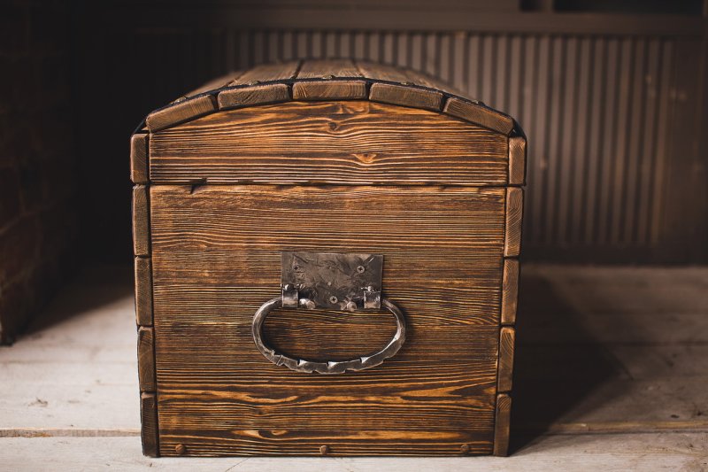 Старинный окованный сундук