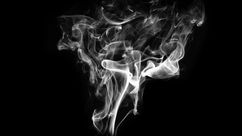 Дым на черном фоне