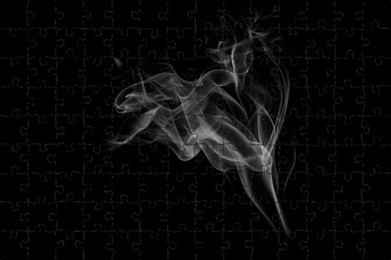 Дым на черном фоне