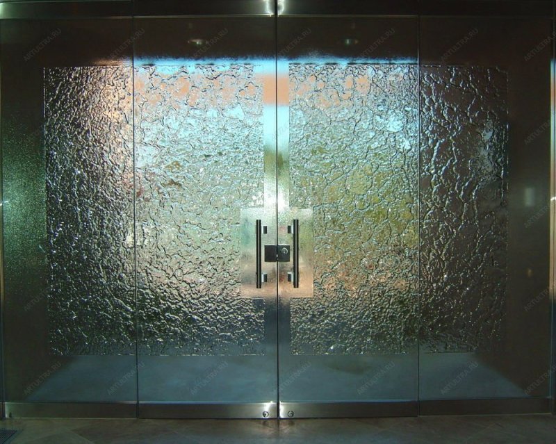 Стеклянная дверь