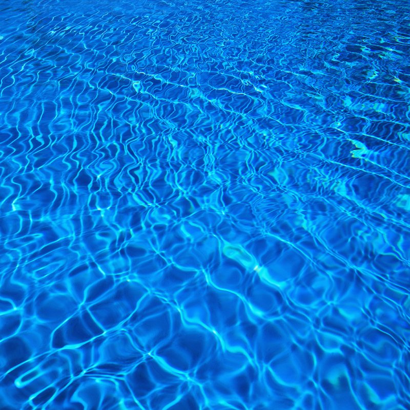 Вода в бассейне