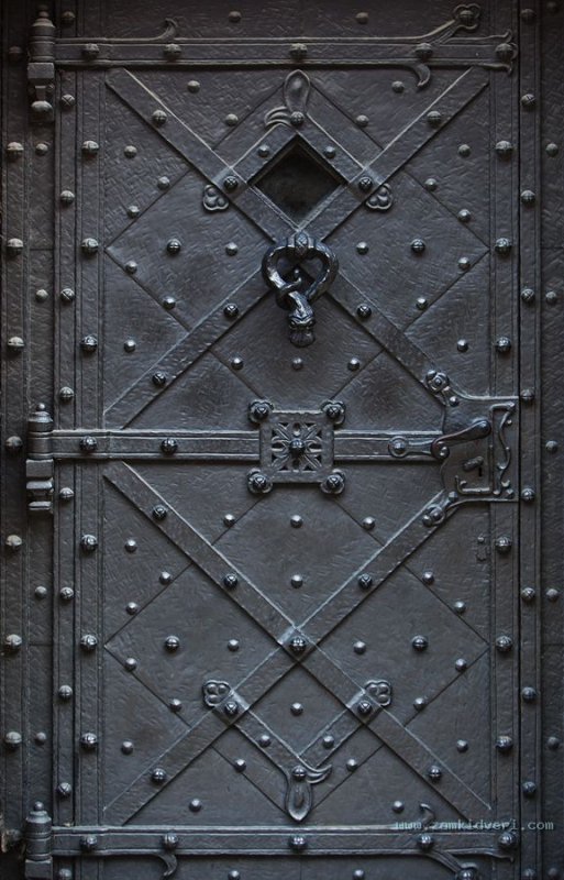 Старинная железная дверь