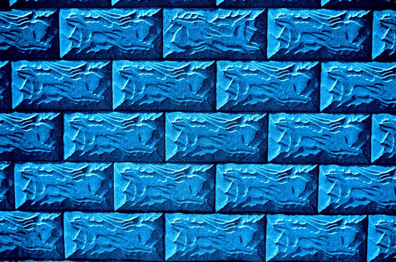 Синяя кирпичная стена