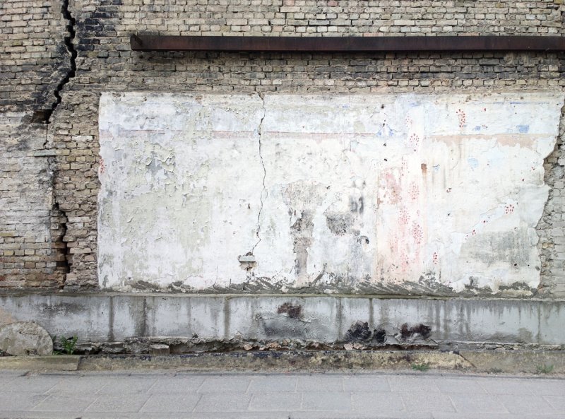 Бетонная стена на улице