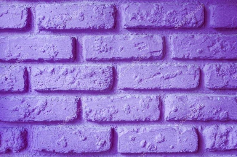Фиолетовая кирпичная стена
