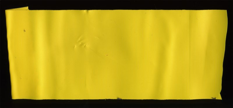 Кусок желтого скотча