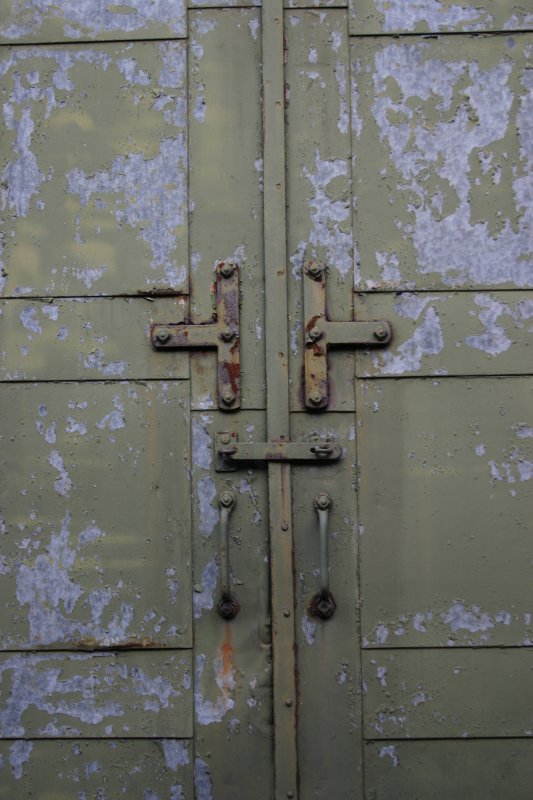 Старая железная дверь