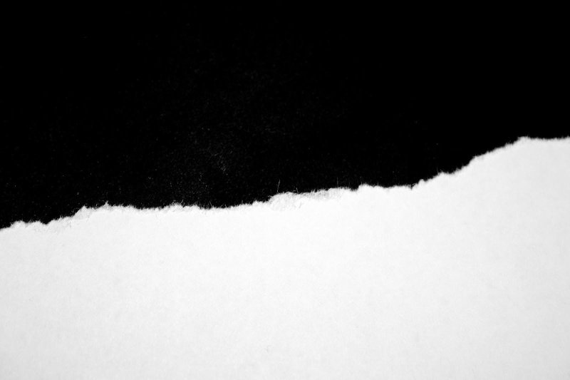 Рваная бумага на черном фоне