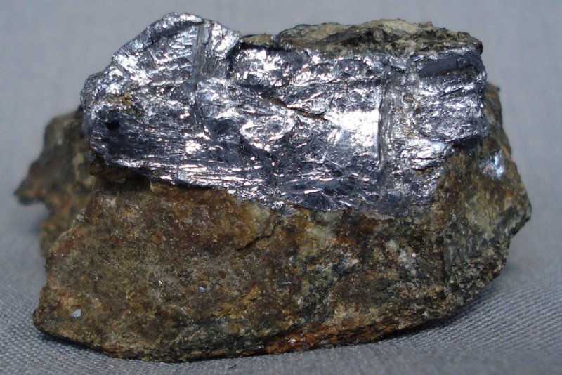 Молибденит молибденовый блеск