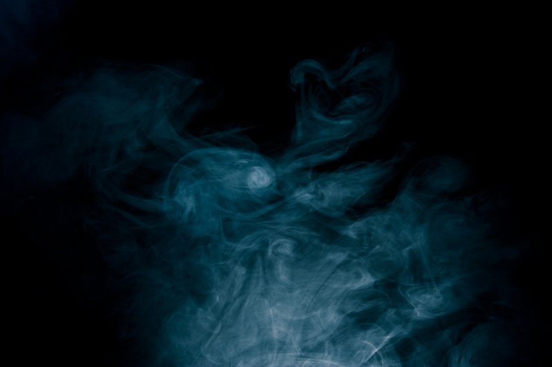 Синий дым на черном фоне