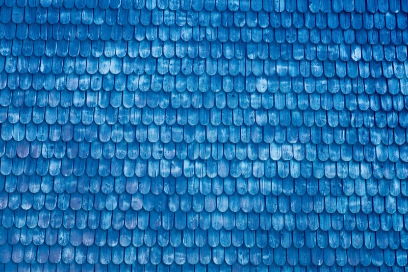 Синяя черепица на крыше