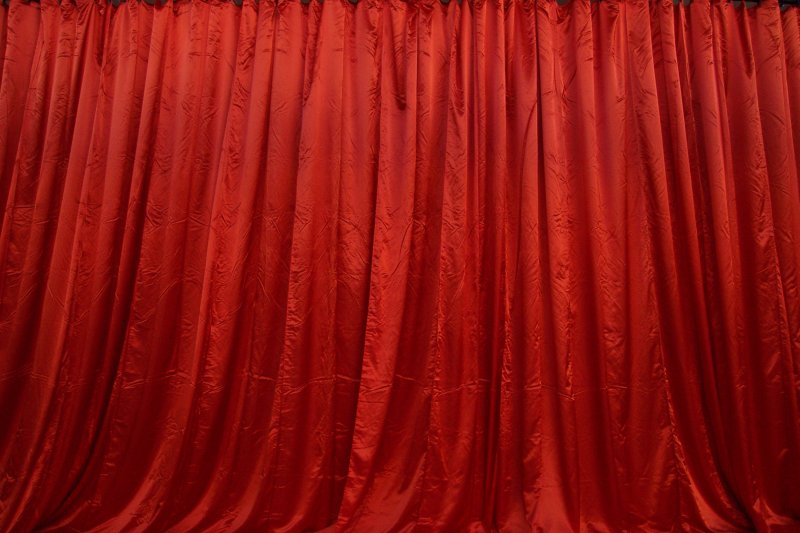 Красные бархатные шторы