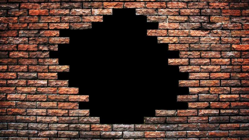 Кирпичная стена с дыркой