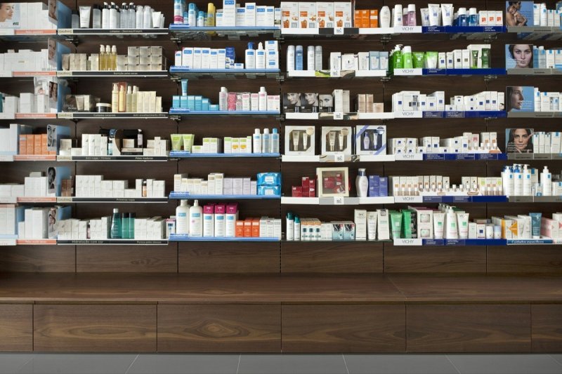 Полки в аптеке