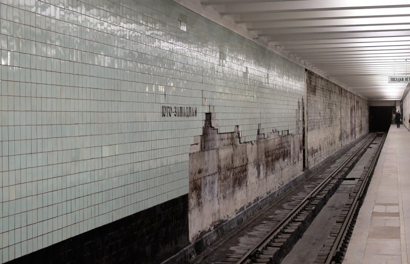 Метро Пионерская Путевая стена