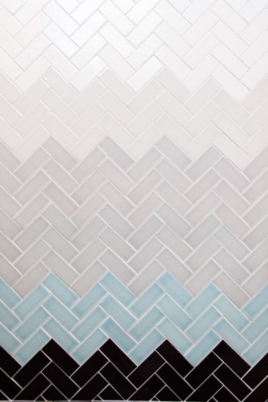 Плитка елочкой на стене