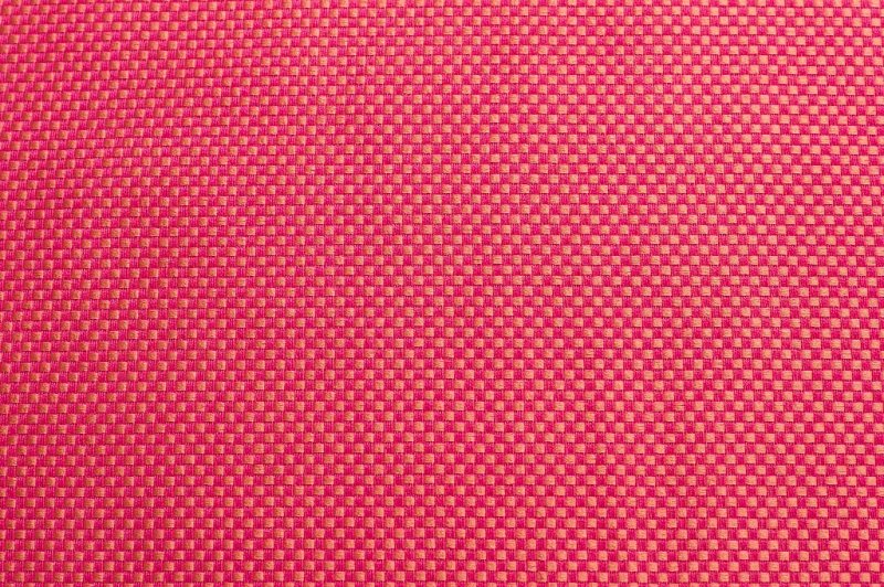 Красное вязаное полотно