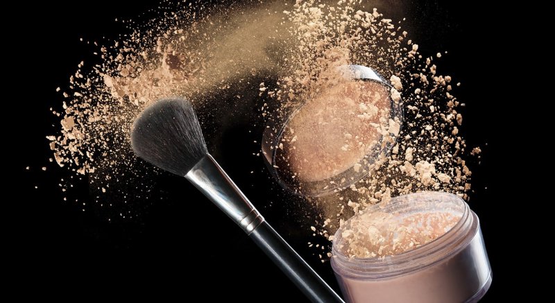 Косметика на черном фоне