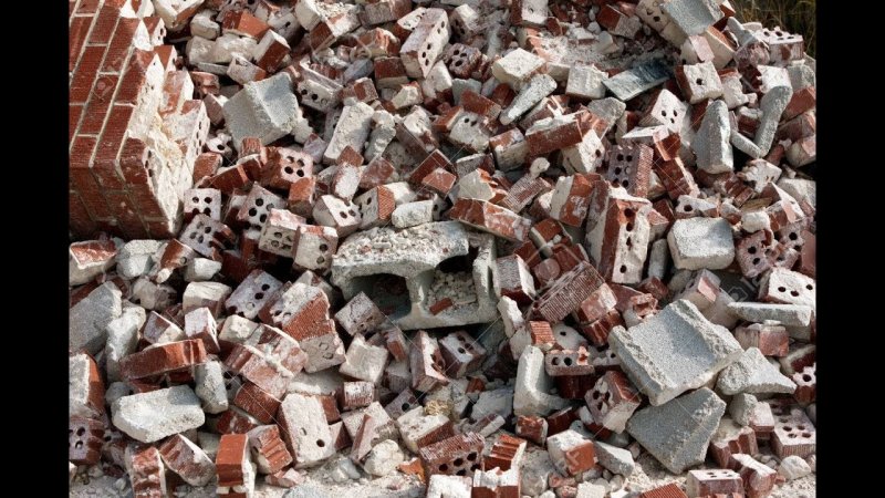 Сломанный кирпич