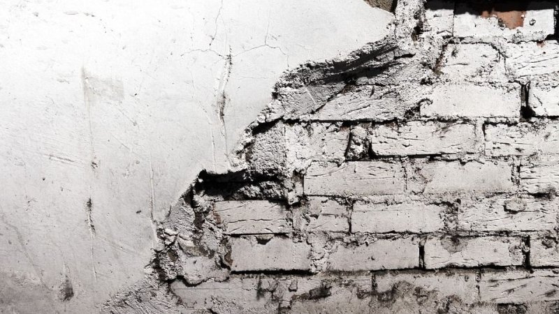 Разрушенная бетонная стена
