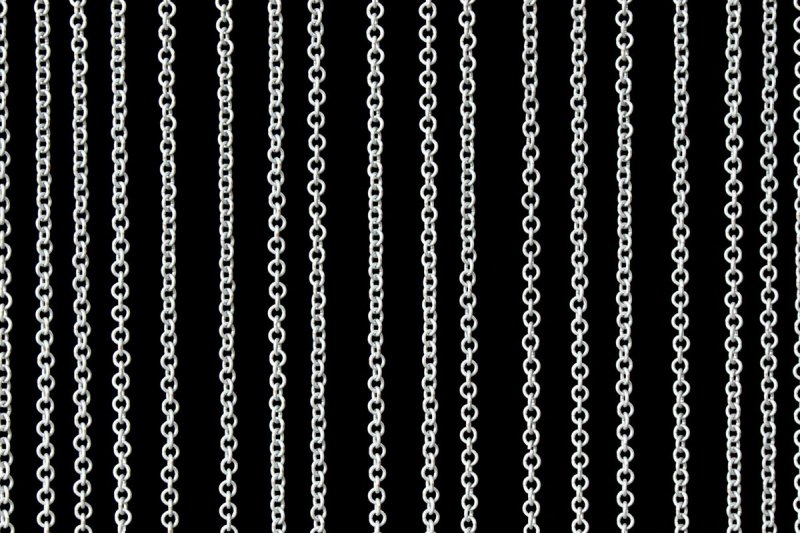 Цепи на черном фоне