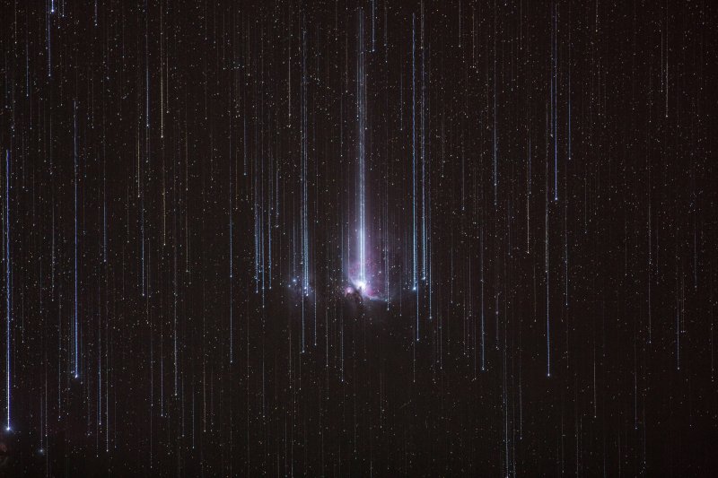 Падающая звезда на черном фоне