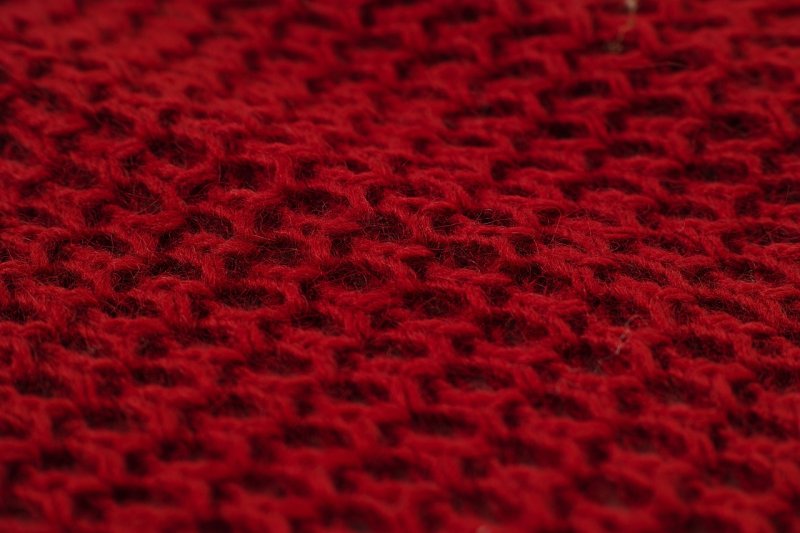 Красная вязаная ткань