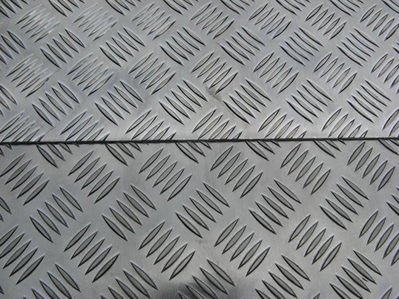 Алюминий рифленый 1,2*1200*3000 амг2нр