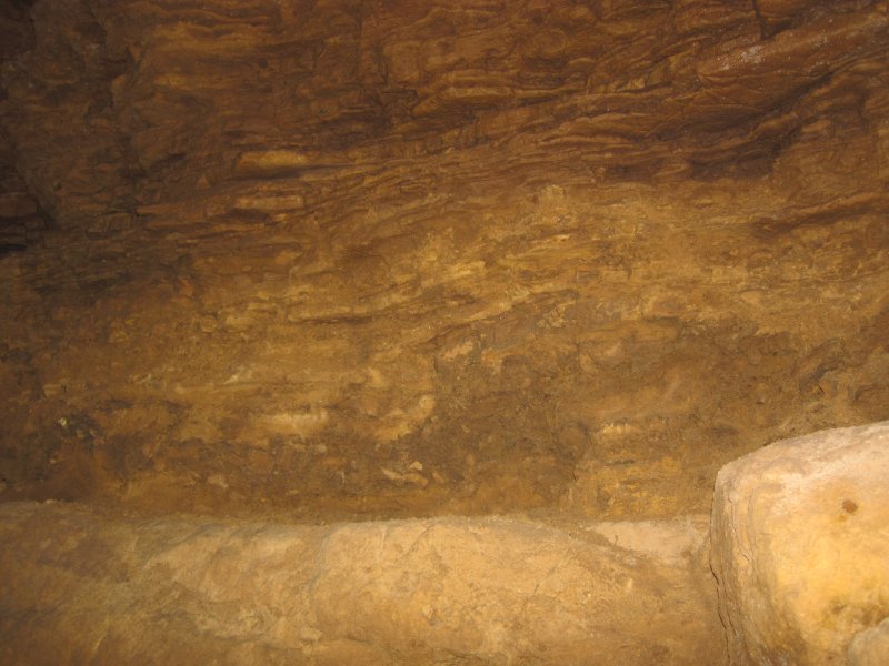 Каменная стена в пещере