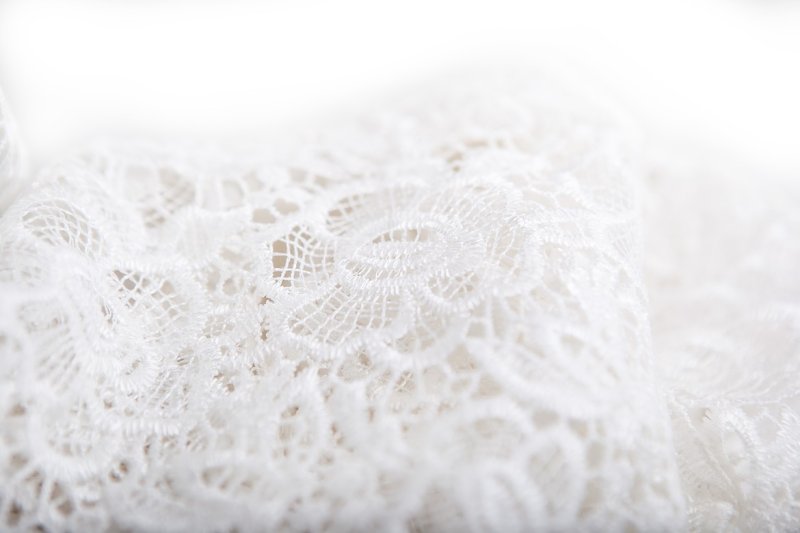 Белая кружевная ткань