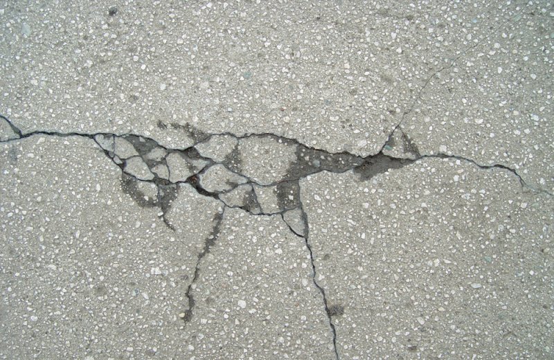 Трещины на асфальте