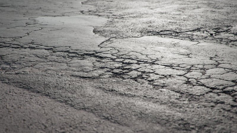 Потресканный асфальт