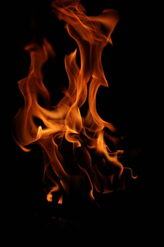 Огонь на черном фоне