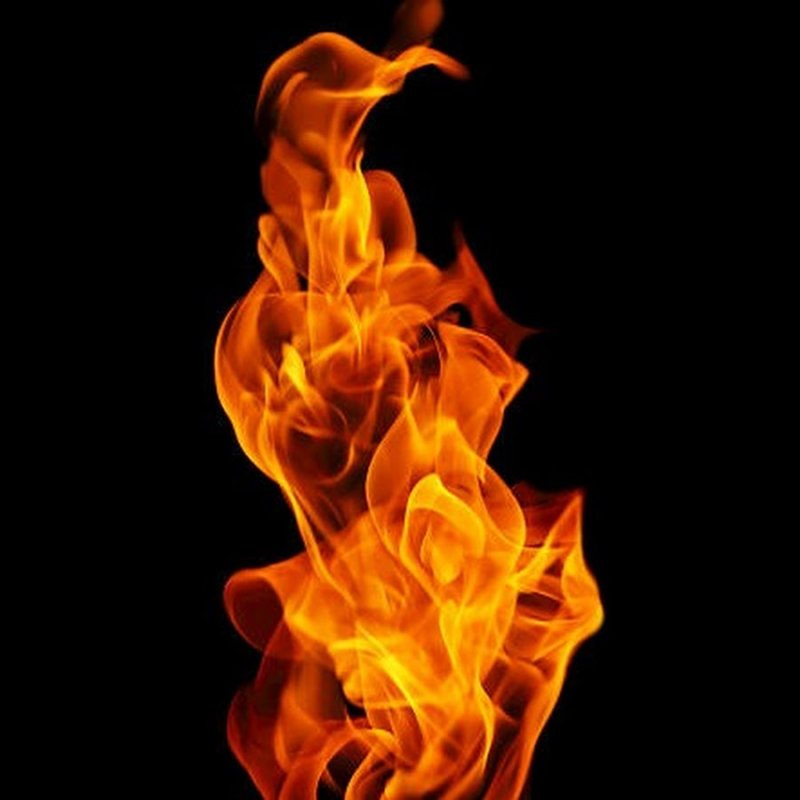 Пламя огня на черном фоне