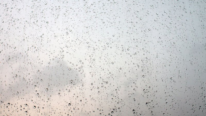 Капли на стекле