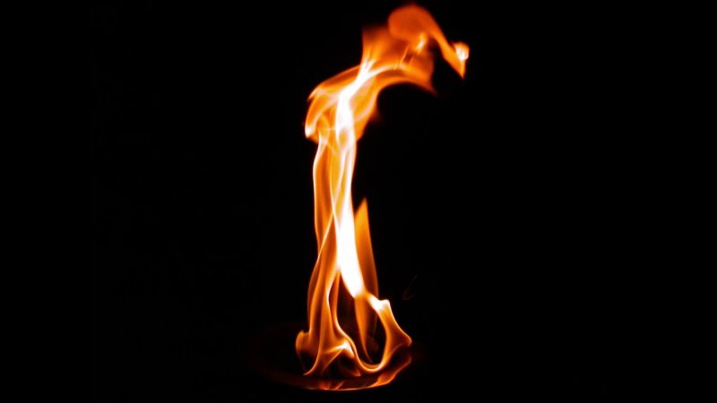 Пламя на черном фоне