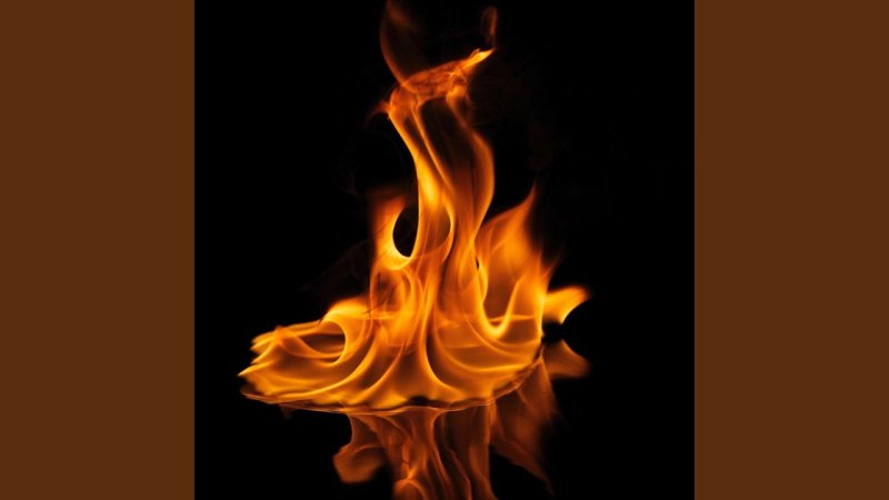 Пламя на черном фоне