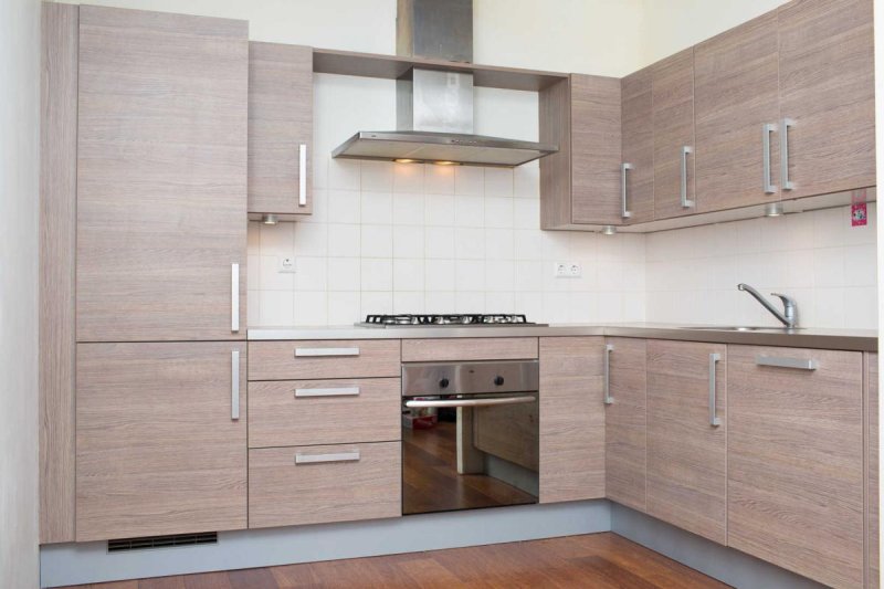 Горизонтальные ручки на кухне