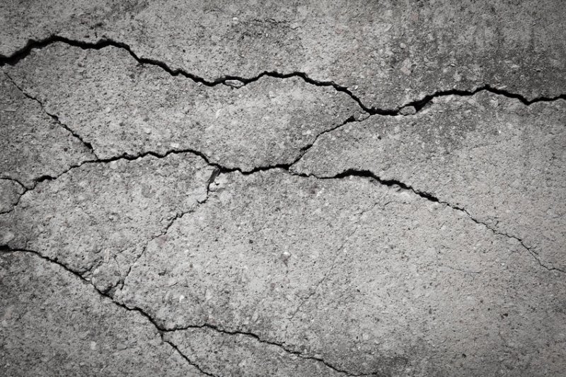 Бетонная стена с трещинами