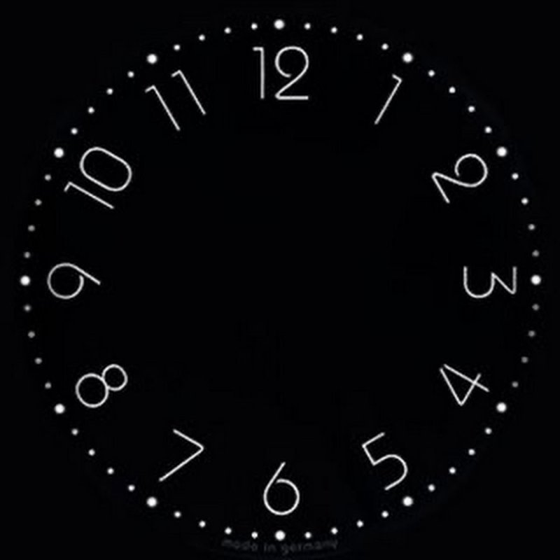 Часы на черном фоне