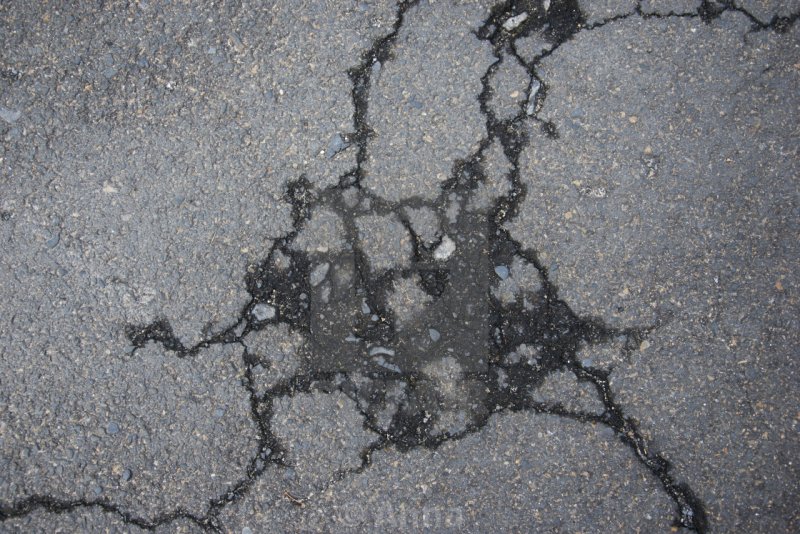 Разбитый асфальт