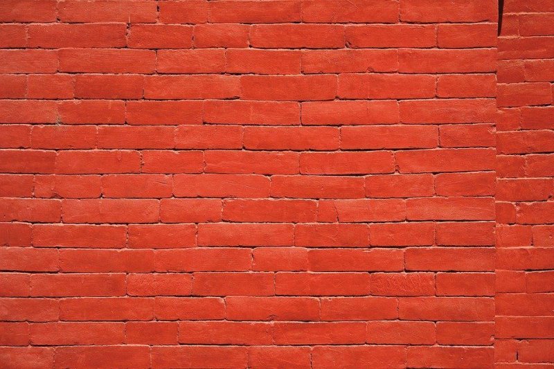 Красная кирпичная стена