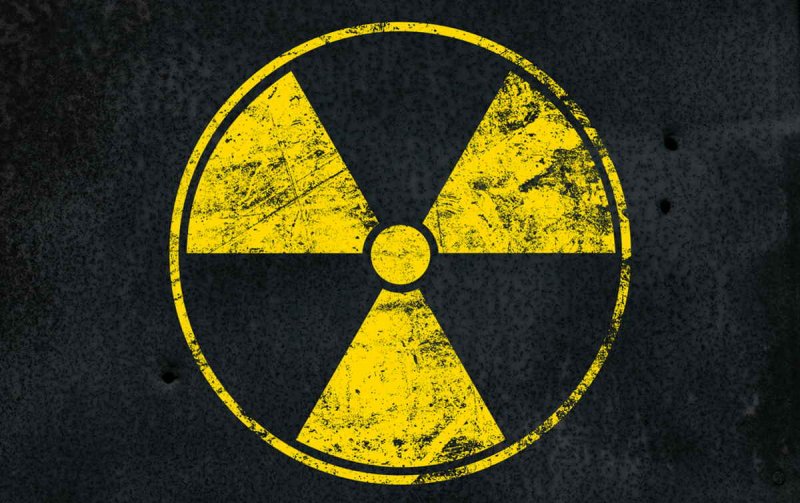 Знак радиации на черном фоне