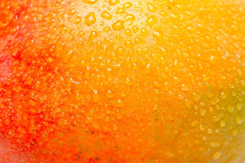 Фрукты на желтом фоне