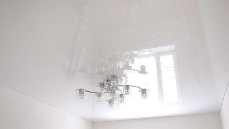 Белый глянцевый натяжной потолок