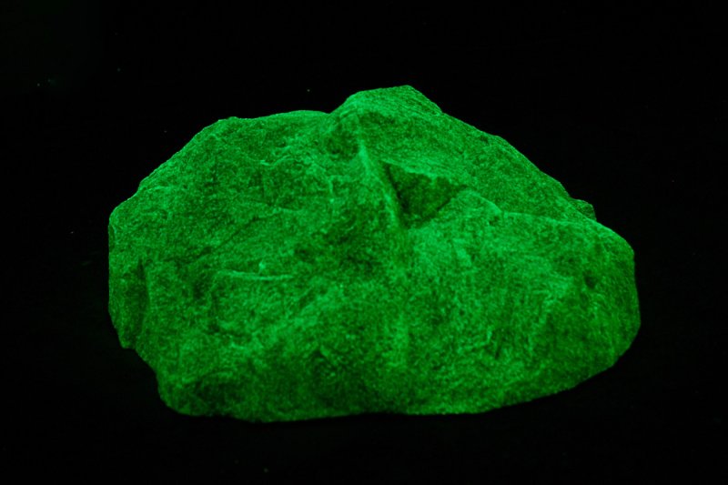 Зеленый светящийся камень