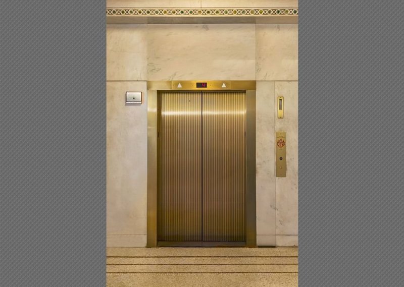 Лифт с распашными дверями